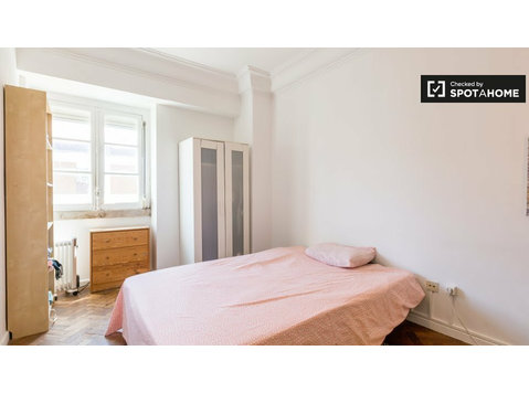 Zimmer in 7-Zimmer-Wohnung in Arroios, Lisboa - Zu Vermieten