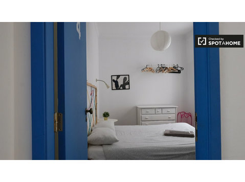 Camera in appartamento con 7 camere da letto a Arroios,… - In Affitto
