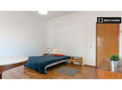 Camera in appartamento con 7 camere da letto in Avenidas… - In Affitto