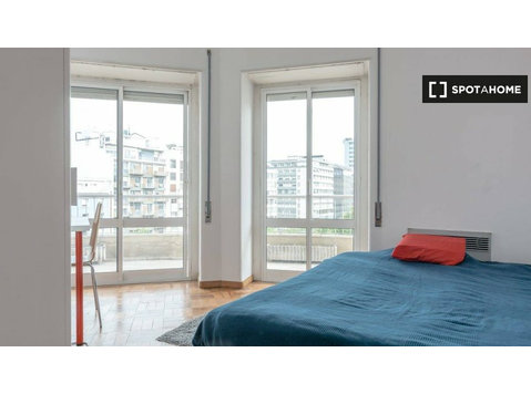 Lizbon, Avenidas Novas'ta 7 yatak odalı dairede oda - Kiralık