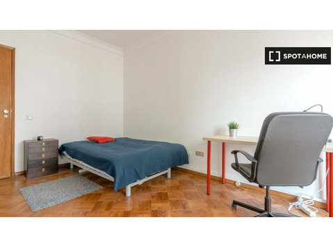 Zimmer in 7-Zimmer-Wohnung in Avenidas Novas, Lissabon - Zu Vermieten