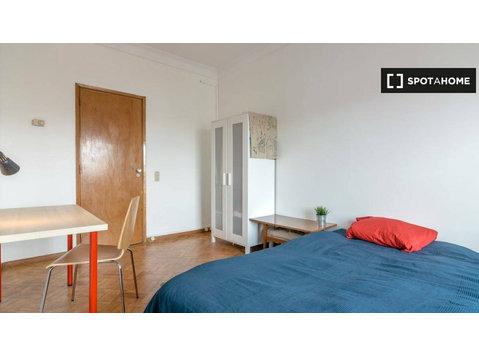 Zimmer in 7-Zimmer-Wohnung in Avenidas Novas, Lissabon - Zu Vermieten
