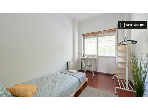 Quarto em apartamento de 5 quartos para alugar em Almada,… - Aluguel