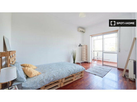 Pokój w mieszkaniu z 5 sypialniami do wynajęcia w Almada w… - Do wynajęcia