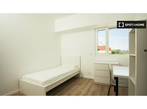 Quarto em apartamento de 7 quartos para alugar em Alvalade,… - Aluguel