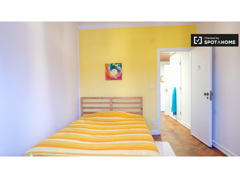 Quarto em um lindo apartamento de 2 quartos com varanda… - Aluguel