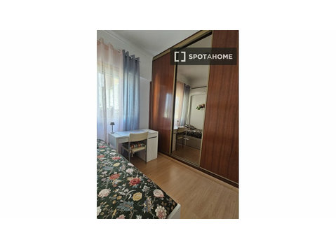 Room in shared 3-bedroom flat in Odivelas, Lisbon - Te Huur