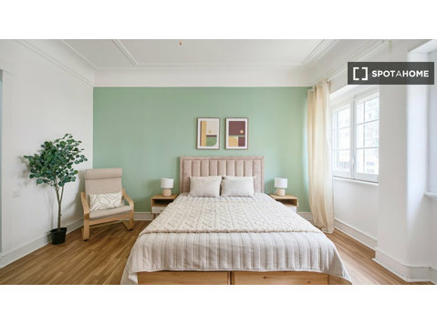 Chambre dans un appartement partagé de 6 chambres à louer à… - À louer