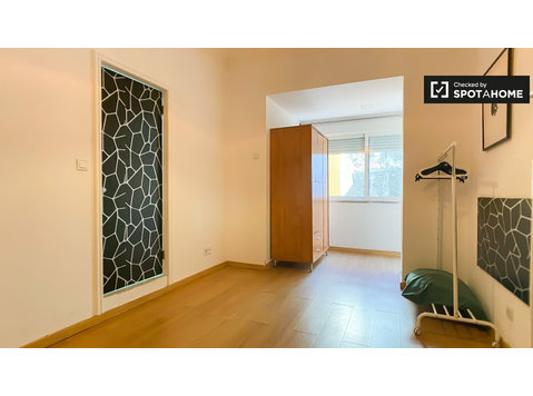 Quarto para alugar em apartamento T4 em Arroios, Lisboa - Aluguel