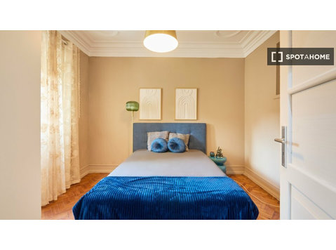 Chambre à louer dans un appartement de 4 chambres à… - À louer