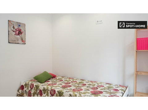 Room to rent in spacious 6-bedroom house in Setúbal, Lisbon - Аренда