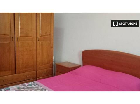 Lizbon, Setúbal'daki 6 yatak odalı geniş evde kiralık oda - Kiralık