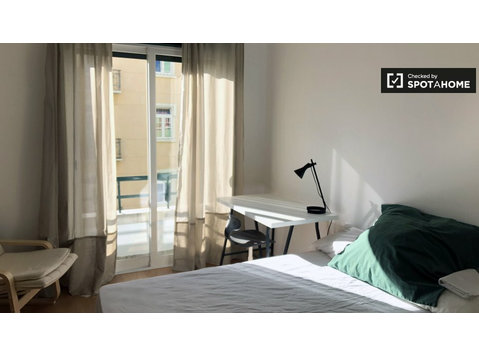 Quarto com varanda em apartamento T4 em Arroios, Lisboa - Aluguel
