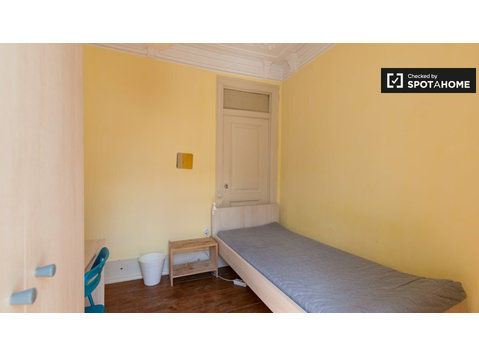Room with balcony in 7-bedroom apartment,  Avenidas Nova - For Rent