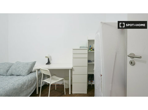 Rooms for rent in 16-bedroom apartment in Marquês De Pombal - Kiralık
