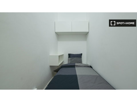 Zimmer zu vermieten in einer 16-Zimmer-Wohnung in Marquês… - Zu Vermieten