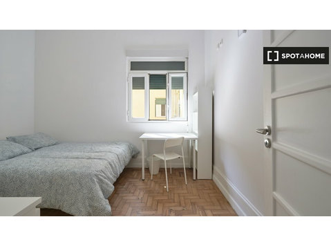 Rooms for rent in 16-bedroom apartment in Marquês De Pombal - Te Huur