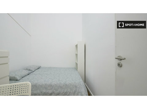 Pokoje do wynajęcia w 16-pokojowym mieszkaniu w Marquês De… - Do wynajęcia