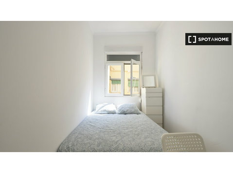 Alugam-se quartos em apartamento de 16 quartos no Marquês… - Aluguel