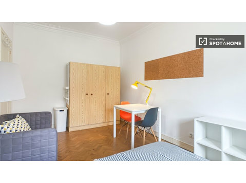 Rooms for rent in 2-bedroom apartment in Arroios, Lisbon - เพื่อให้เช่า