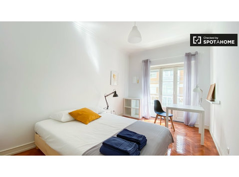 Rooms for rent in 3-bedroom apartment in Lisbon - Til leje