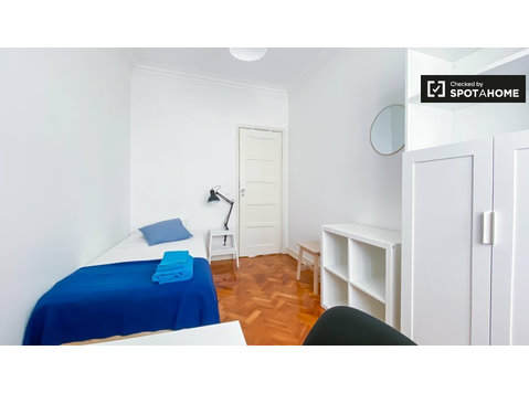 Rooms for rent in 3-bedroom apartment in Lisbon - เพื่อให้เช่า