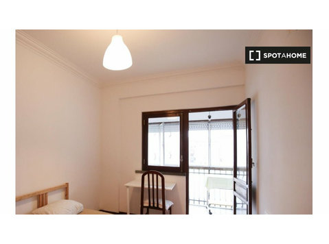 Rooms for rent in 3-bedroom apartment in Parede, Lisbon - For Rent