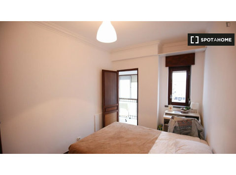 Rooms for rent in 3-bedroom apartment in Parede, Lisbon - Cho thuê