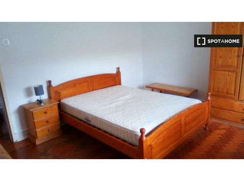 Zimmer zu vermieten in 4-Zimmer-Wohnung in Areeiro, Lissabon - Zu Vermieten