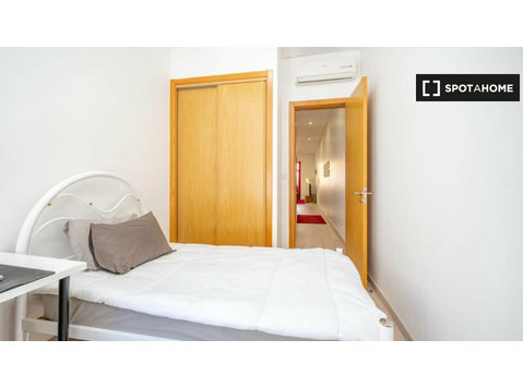 Zimmer zu vermieten in 4-Zimmer-Wohnung in Avenidas Novas,… - Zu Vermieten