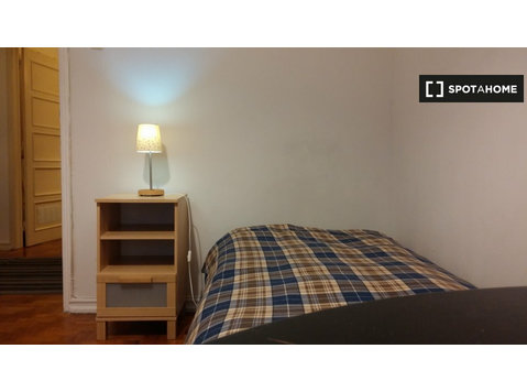 Zimmer zu vermieten in 4-Zimmer-Wohnung in Benfica, Lissabon - Zu Vermieten