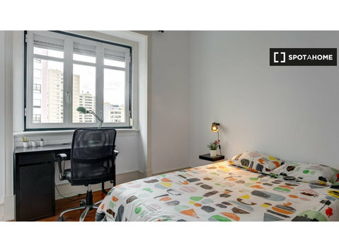 Rooms for rent in 4-bedroom apartment in Lisbon - Til Leie