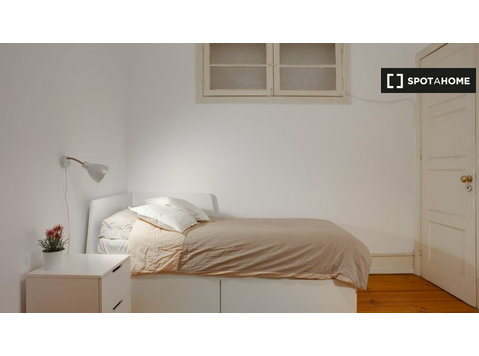 Rooms for rent in 4-bedroom apartment in Lisbon - الإيجار