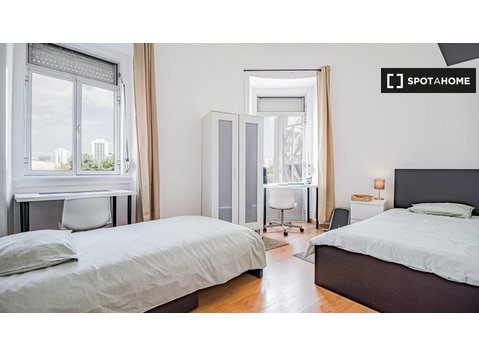 Pokoje do wynajęcia w 5-pokojowym mieszkaniu w Lizbonie - Do wynajęcia