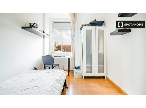 Rooms for rent in 5-bedroom apartment in Lisbon - 임대
