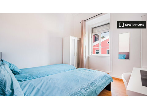 Rooms for rent in 5-bedroom apartment in Lisbon - За издавање