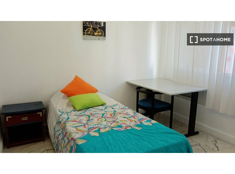 Rooms for rent in 5-bedroom house in Campolide, Lisbon - Til leje