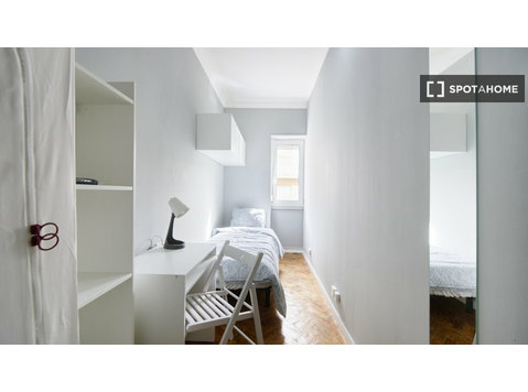 Rooms for rent in 6-bedroom apartment in  Amadora - Disewakan