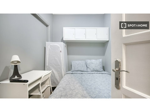 Stanze in affitto in appartamento con 6 camere da letto ad… - In Affitto