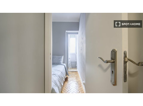 Stanze in affitto in appartamento con 6 camere da letto ad… - In Affitto