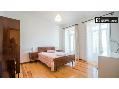 Zimmer zu vermieten in 6-Zimmer-Wohnung in Praça de Espanha - Zu Vermieten