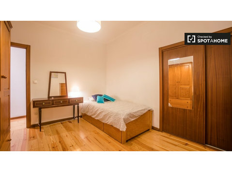 Rooms for rent in 6-bedroom apartment in Praça de Espanha - За издавање