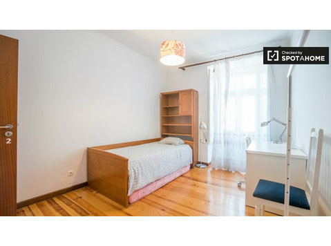 Zimmer zu vermieten in 6-Zimmer-Wohnung in Praça de Espanha - Zu Vermieten