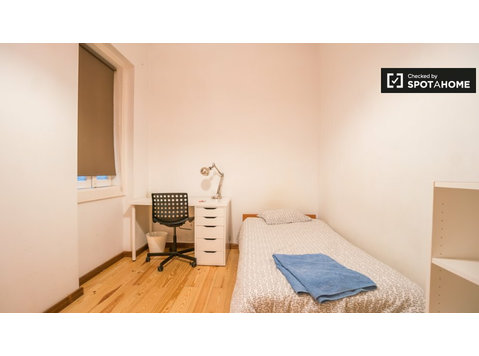 Chambres à louer dans l'appartement de 6 chambres à Praça… - À louer