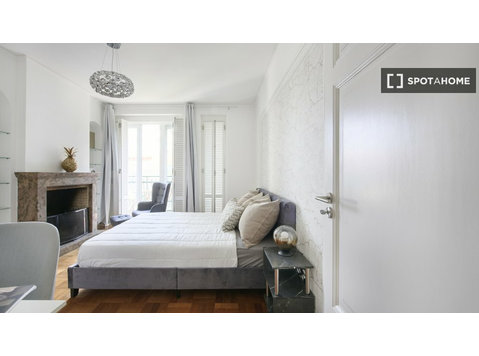 Rooms for rent in 7-bedroom apartment in Campo Pequeno - De inchiriat