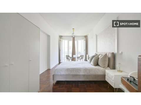 Se alquilan habitaciones en apartamento de 7 habitaciones… - Alquiler