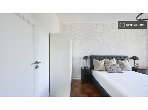 Campo Pequeno'da 7 yatak odalı dairede kiralık odalar - Kiralık