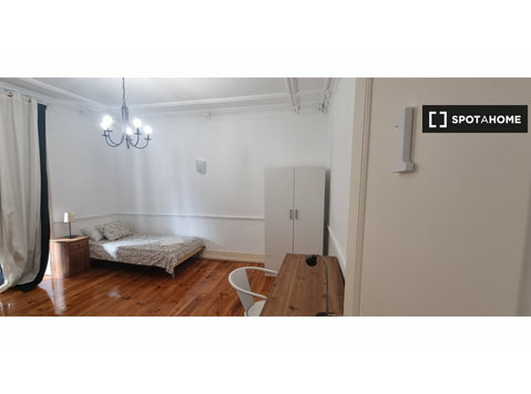 Rooms for rent in 7-bedroom apartment in Lisbon - Аренда