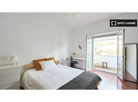 Rooms for rent in 7-bedroom apartment in Lisbon - 出租