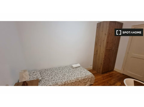 Rooms for rent in 7-bedroom apartment in Lisbon - Te Huur